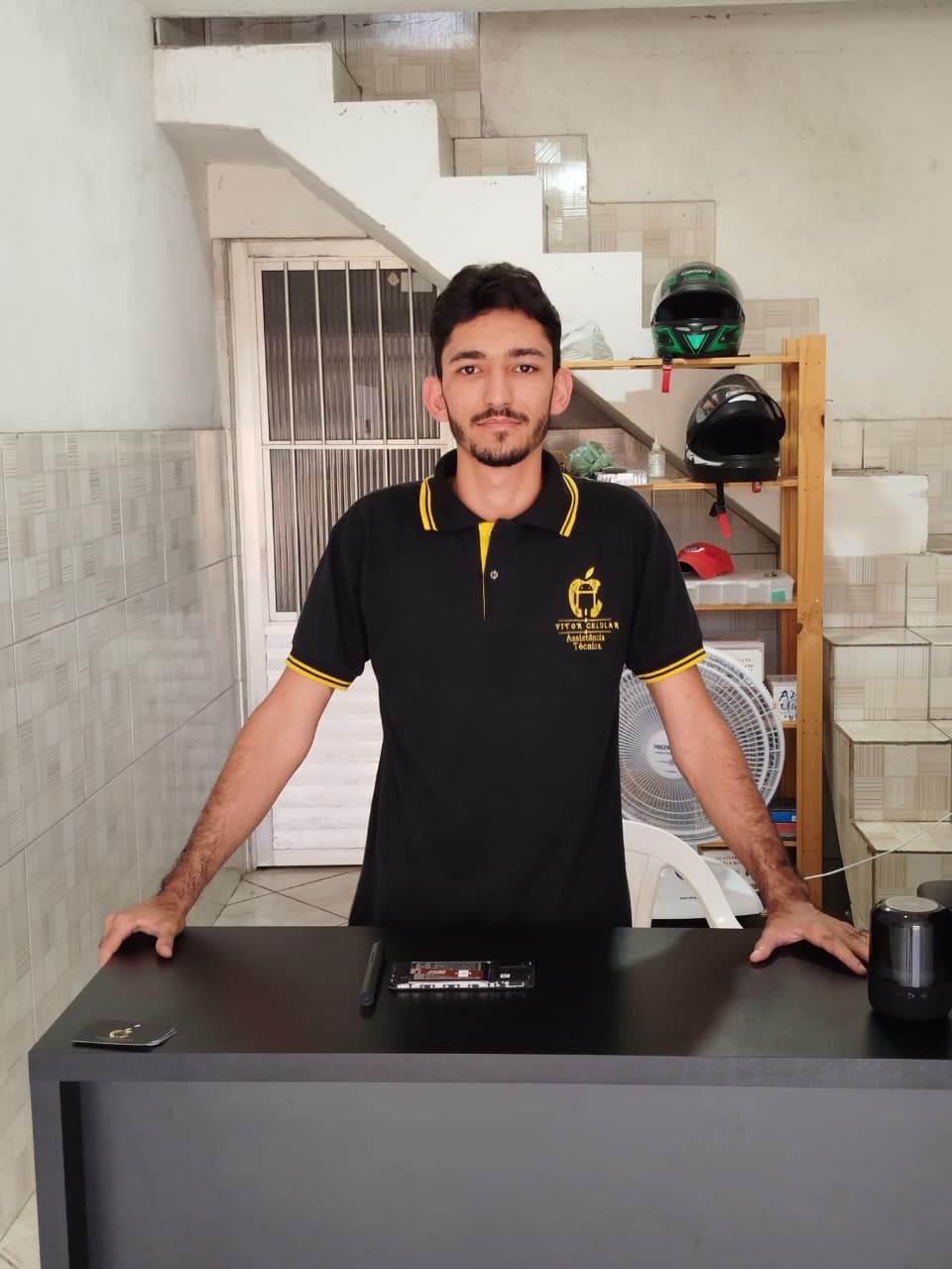 Técnico profissional reparando celular